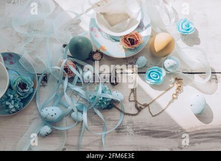 concetto di tempo del tè con set di tè in porcellana blu e decorativo accessori che si trovano intorno Foto Stock