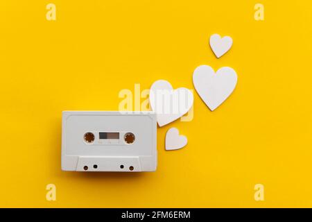 nastro retrò per audiocassette circondato da cuori d'amore bianchi Foto Stock