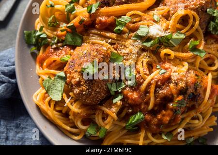 Spaghetti fatti in casa e polpette di tacchino con salsa di pomodoro al basilico Foto Stock