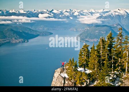 Uomo in piedi sulla scogliera a Saint Marks Summit, Vancouver, a.C. Foto Stock