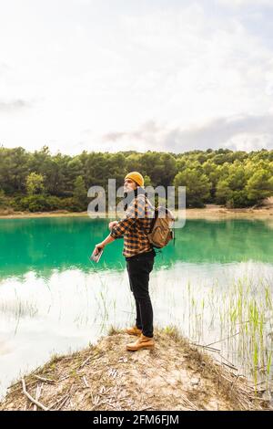 bel viaggiatore che guarda le vedute mentre si visita il lago Foto Stock