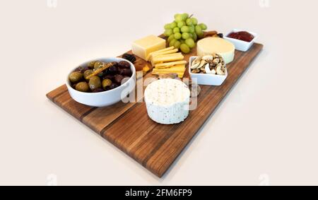 Delizioso assortimento di formaggi su tavola di legno Foto Stock