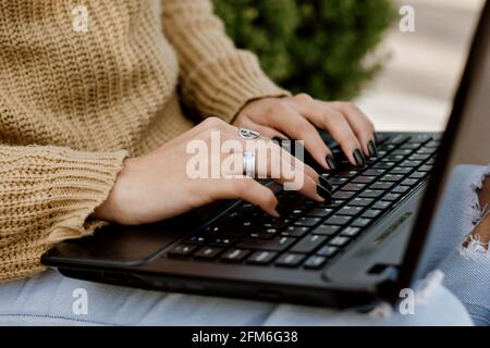 primo piano delle mani della donna sul computer Foto Stock