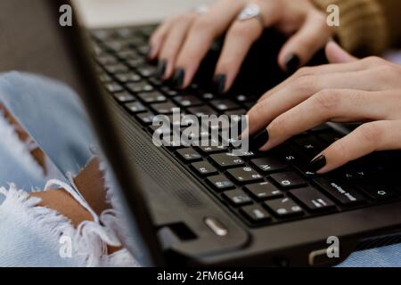 primo piano delle mani della donna sul computer Foto Stock