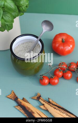 pentola di smalto di sale marino con un cucchiaio Foto Stock