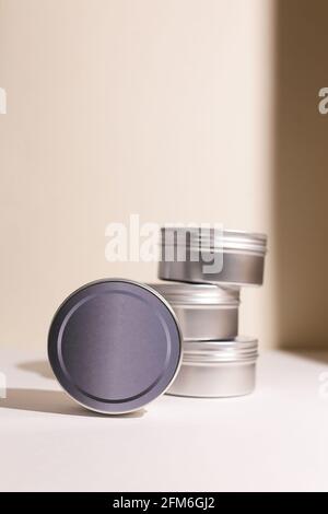 Vasetto rotondo in alluminio per cosmetici. Bottiglie cosmetiche in metallo. Contenitore pubblicitario fittizio vuoto con spazio per la copia. Foto Stock