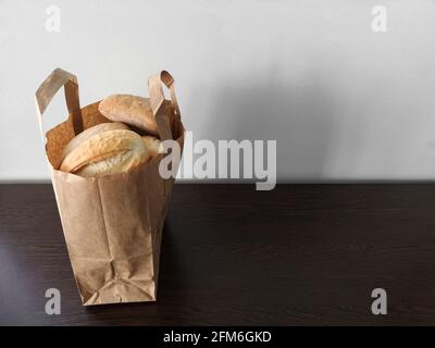 Consegna di prodotti agricoli. Un sacco di pane in un sacchetto di carta. Foto Stock