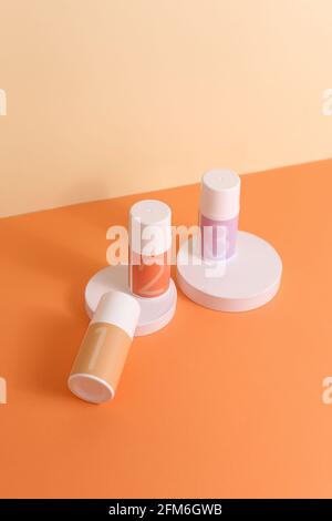 Routine per la cura della pelle 1 2 3 step per una pelle sana - confezionamento di siero, lozione o crema per gli occhi. Concetto estetico e cosmetico. Spazio di copia. Foto Stock