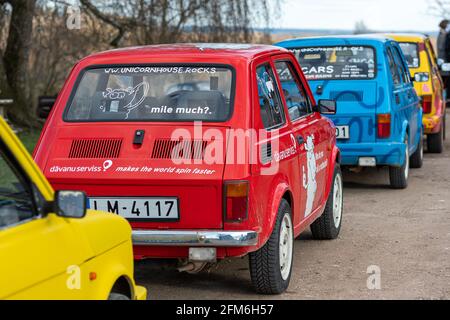 Madona, Lettonia - 01 maggio 2021: Fila di colorate ed eleganti auto d'epoca Fiat 126 PanCars a noleggio, PanCars è un elegante noleggio auto compatto per team buildin Foto Stock