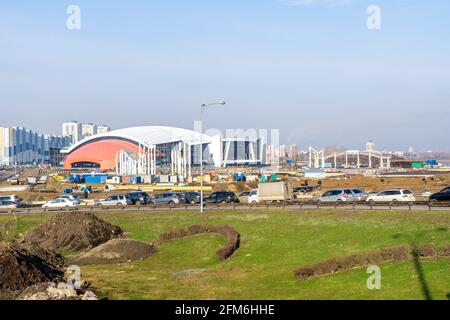 Kemerovo, Russia - 29 aprile 2021. Trasporto interscambio e costruzione del Kuzbass Ice Palace sulla riva del fiume Tom, lungo Pritomsky Foto Stock