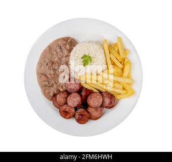 Salsiccia, riso, fagioli e patatine fritte. Piatto tipico esecutivo brasiliano isolato su sfondo bianco. Foto Stock
