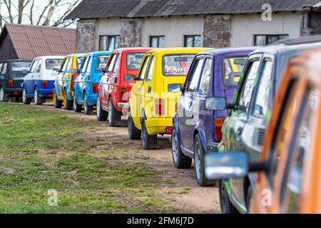 Madona, Lettonia - 01 maggio 2021: Fila di colorate ed eleganti auto d'epoca Fiat 126 PanCars a noleggio, PanCars è un elegante noleggio auto compatto per team buildin Foto Stock