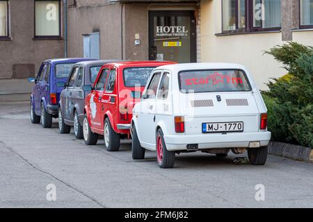 Madona, Lettonia - 01 maggio 2021: Diverse colorate auto a noleggio oldtimer Fiat 126 parcheggiate nel cortile Foto Stock