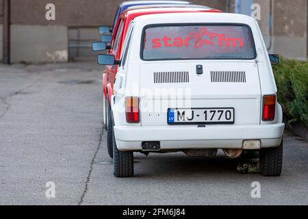 Madona, Lettonia - 01 maggio 2021: Diverse colorate auto a noleggio oldtimer Fiat 126 parcheggiate nel cortile Foto Stock