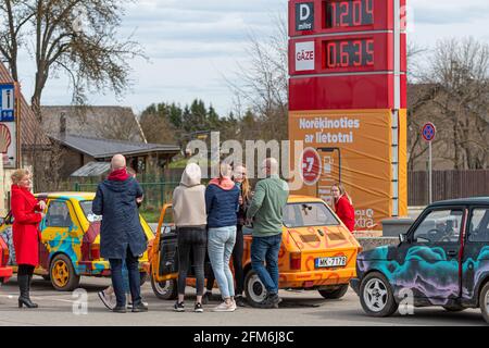 Gulbene, Lettonia - 02 maggio 2021: Auto d'epoca più colorate Fiat 126 si sono riunite alla stazione di servizio, un viaggio divertente o un concetto di avventura Foto Stock