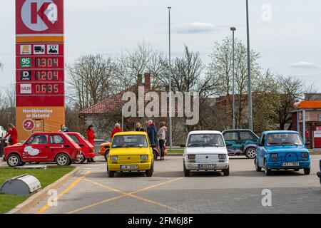 Gulbene, Lettonia - 02 maggio 2021: Auto d'epoca più colorate Fiat 126 si sono riunite alla stazione di servizio, un viaggio divertente o un concetto di avventura Foto Stock