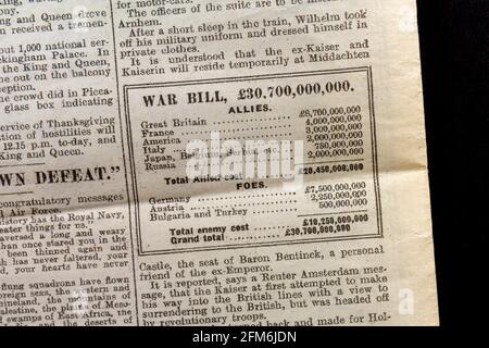 Grafico che mostra i costi finanziari della prima Guerra Mondiale all'interno del quotidiano Daily Mirror (replica) il 12 novembre 1918 alla fine della prima Guerra Mondiale. Foto Stock