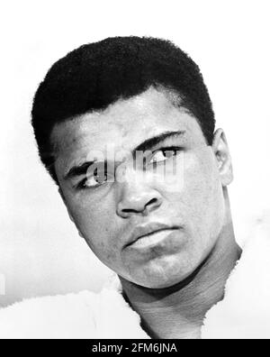 Muhammad Ali. Ritratto del pugile pesi massimi Muhammad Ali ( b. Cassius Marcellus Clay Jr., 1942-2016) nel 1967. Foto di ira Rosenberg Foto Stock