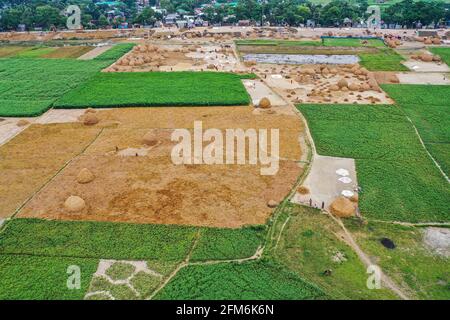 Dhaka, Dhaka, Bangladesh. 6 maggio 2021. (Nota del redattore: Immagine presa con un drone.).questa fotografia aerea mostra gli agricoltori raccolgono il riso ad un risone archiviato a Nikli in Kishoeganj, Bangladesh il 6 maggio 2021. Credit: Zabed Hasnain Chowdhury/ZUMA Wire/Alamy Live News Foto Stock