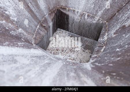 Foro di scarico benna tramoggia per la colata di calcestruzzo in grandi porzioni, grigia Foto Stock