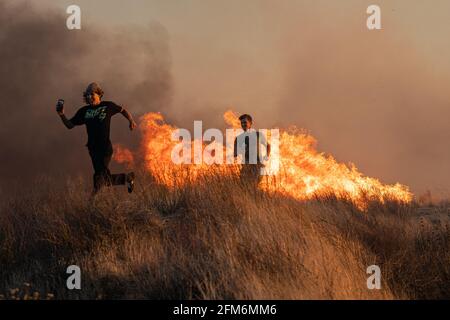 Persone che fuggono da affiri stagionali in zone residenziali Foto Stock