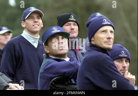 Neve Ballesteros Trophy aprile 2000 neve Ballesteros e il resto Del team europeo guarda Olazabal secondo colpo sul 17a buca a Sunningdale che ha segnato la vittoria di Europes sulla Gran Bretagna E l'Irlanda nella prima gara del Trofeo neve Ballesteros Foto Stock