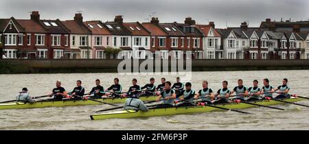 CAMBRIDGE BOAT RACE PROVA 11/12/2000 (FAR) 'FFFNER' E VINCITORE 'FASOLT' IN VISTA DI BARNES BRIDGE. IMMAGINE DAVID ASHDOWN. Foto Stock