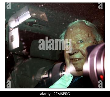 Sir Edward Heath ha fotografato lasciando la Central Methodist Hall di Londra, dove ha dato prova dell'indagine di Saville sulle sparatorie della domenica di Bloody. pic David Sandison 14/1/2003 Foto Stock