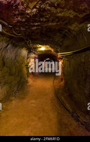 Tennant Creek, Australia - Agosto 2019: Tunnel sotterraneo della miniera d'oro di Battery Hill. Vecchio museo di Tennant Creek nel territorio del Nord dell'Australia. Foto Stock