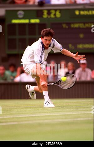 Tim Henman in azione contro Yevgeny Kafelnikov a Wimbledon Foto Stock