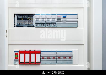 Fusibile monofase in posizione off, dispositivo di corrente residua in posizione on e limitatore di sovratensione per la protezione contro i fulmini elettrici Foto Stock