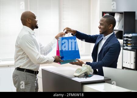 Cassiere nel negozio al dettaglio o negozio al banco Foto Stock