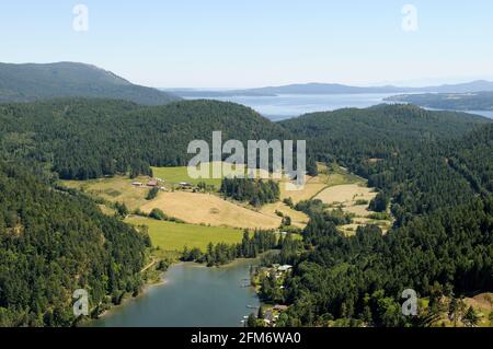 Foto aerea Bird's Eye Cove Farm e Bird's Eye Cove, Maple Bay, Vancouver Island, British Columbia, Canada. Foto Stock