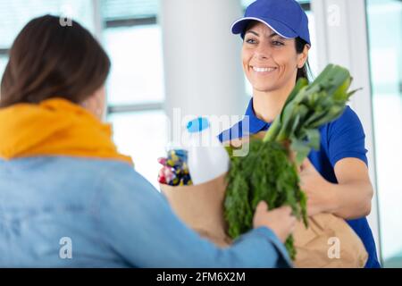 giovane donna che fornisce cibo durante la pandemia Foto Stock