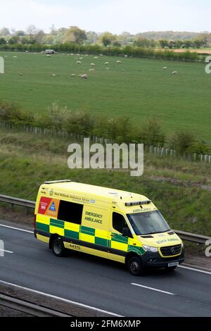 Ambulanza delle West Midlands sulla A46 Road, Warwickshire, Regno Unito Foto Stock