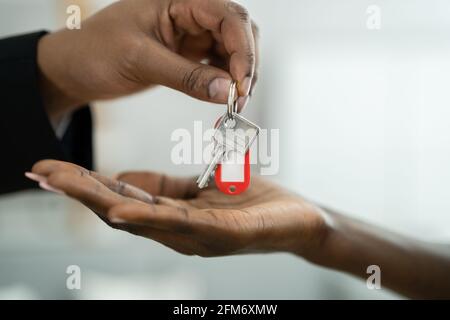 Consegna chiave della casa immobiliare da parte dell'Agente Foto Stock