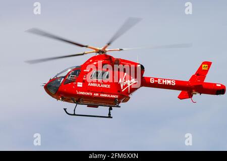 Elicottero London Air Ambulance MD900 Explorer G-EHMS, sponsorizzato da AA e Virgin, volare. Equipaggio, medici. Air Ambulance di Londra Foto Stock