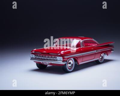 Red 1959 Chevrolet Impala modello pressofuso con illuminazione da studio, classica auto d'epoca americana Foto Stock