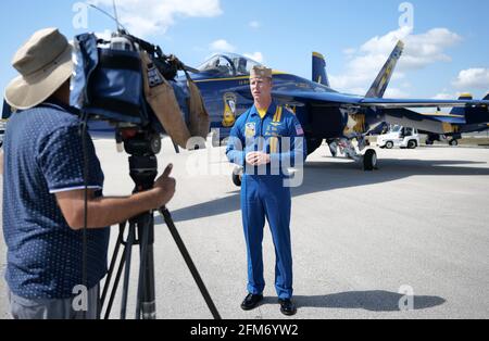 Fort Lauderdale, Stati Uniti. 06 maggio 2021. Il Comandante ben Walborn della Marina Blu degli Stati Uniti è intervistato dopo essere arrivato all'aeroporto internazionale di Fort Lauderdale-Hollywood per la giornata dei media a ft Lauderdale, Florida, giovedì 6 maggio, 2021.lo spettacolo aereo di Fort Lauderdale presenterà gli USN's Blue Angels' nel loro 75° anniversario e una delle prime esibizioni del team nel F/A-18 Super Hornet, mentre il team passa dal precedente Hornet. Foto di Gary i Rothstein/UPI Credit: UPI/Alamy Live News Foto Stock