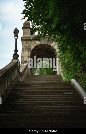 Statua del martire cristiano San Gellert sulla egia di Gellert sul lato Buda del Danubio, Ungheria Foto Stock