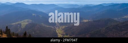 Città di Schoenau vista dal Monte Belchen in autunno, nella Foresta Nera, Germania sud-occidentale Foto Stock