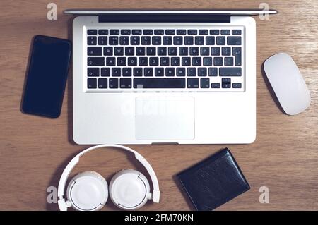 Foto dello spazio di lavoro con un portafoglio mouse per smartphone e le cuffie Foto Stock