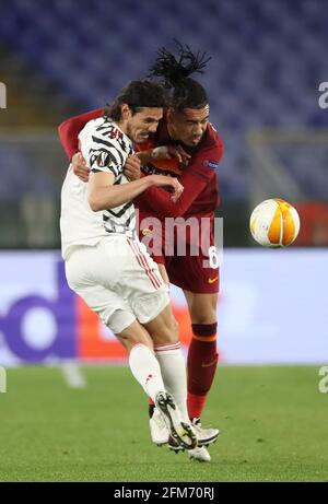 Roma, Italia, 6 maggio 2021. Edison Cavani di Manchester United sfida Chris Smalling di Roma durante la partita UEFA Europa League allo Stadio Olimpico di Roma. L'immagine di credito dovrebbe essere: Jonathan Moscop / Sportimage Foto Stock