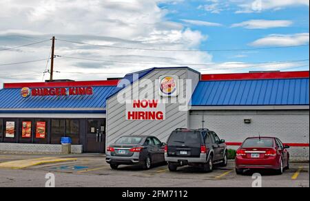 Emporia, Kansas, Stati Uniti. 6 maggio 2021. Burger King ora ingaggiare segni presso la sede a Emporia, Kansas, come le imprese cercano di assumere dipendenti e aumentare la produzione normale dopo la pandemia COVID-19 il 6 maggio 2021. Credit: Mark Reinstein/Media Punch/Alamy Live News Foto Stock