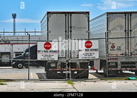 Emporia, Kansas, Stati Uniti. 6 maggio 2021. Ingresso di ritorno allo stabilimento di Tysons Fresh Meats di Emporia, Kansas, mentre le aziende cercano di assumere dipendenti e aumentare la produzione normale dopo la pandemia di COVID-19 il 6 maggio 2021. Credit: Mark Reinstein/Media Punch/Alamy Live News Foto Stock