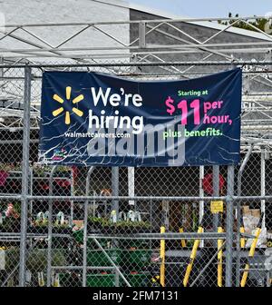 Emporia, Kansas, Stati Uniti. 6 maggio 2021. Walmart ora ingaggiare cartelli presso la sede di Emporia, Kansas, mentre le aziende cercano di assumere dipendenti e aumentare la produzione normale dopo la pandemia COVID-19 il 6 maggio 2021. Credit: Mark Reinstein/Media Punch/Alamy Live News Foto Stock