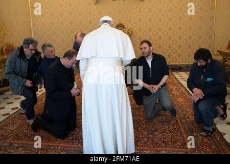 Roma, Italia. 06 maggio 2021. 6 maggio 2021 : Papa Francesco riceve in vaticano la delegazione peruviana-Italia per la missionaria Nadia De Munari Credit: Independent Photo Agency/Alamy Live News Foto Stock