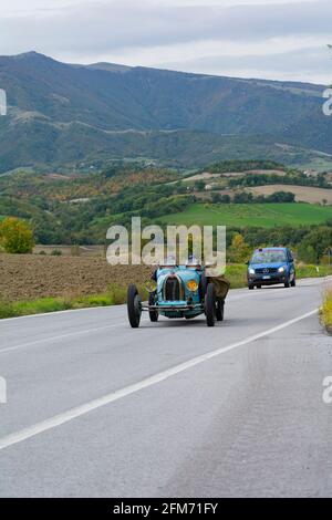 CAGLI , ITALY - OTT 24 - 2020 : BUGATTI T35 1925 su una vecchia auto da corsa nel rally Mille miglia 2020 la famosa corsa storica italiana (1927-1957) Foto Stock
