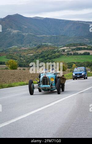 CAGLI , ITALY - OTT 24 - 2020 : BUGATTI T35 1925 su una vecchia auto da corsa nel rally Mille miglia 2020 la famosa corsa storica italiana (1927-1957) Foto Stock