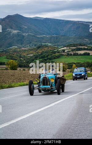 CAGLI , ITALY - OTT 24 - 2020 : BUGATTI T35 1925 su una vecchia auto da corsa nel rally Mille miglia 2020 la famosa corsa storica italiana (1927-1957) Foto Stock